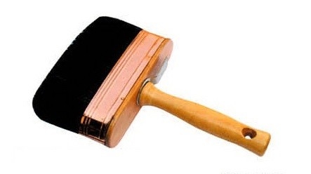 Schwarze Pinsel mit Holzgriffe